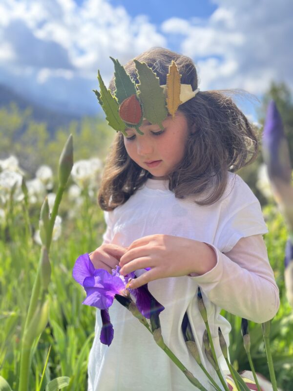 Bambina che indossa una corona di foglie di castagno realizzata in feltro di lana da l'atelier Petites Formes