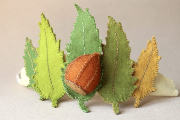 Couronne de feuilles de châtaignier et sa châtaigne en feutrine de laine réalisée par l'atelier Petites Formes