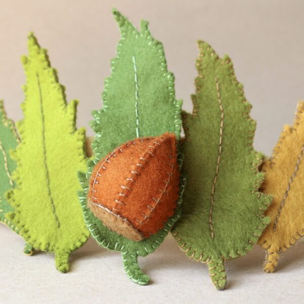Couronne de feuilles de châtaignier et sa châtaigne en feutrine de laine réalisée par l'atelier Petites Formes