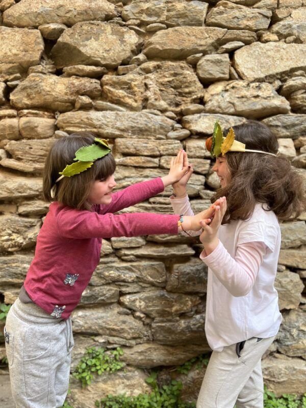 Petites filles portant couronnes de feuilles de châtaignier en feutrine de laine réalisée par l'atelier Petites Formes