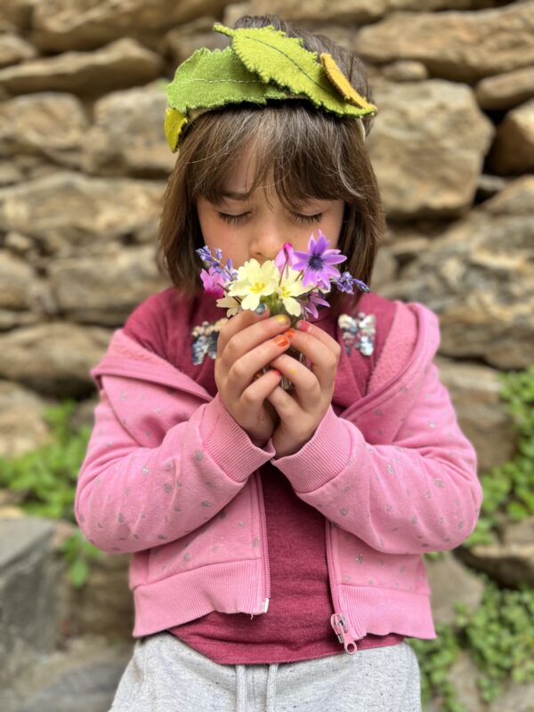 Bambina che indossa una corona di foglie di castagno realizzata in feltro di lana da l'atelier Petites Formes