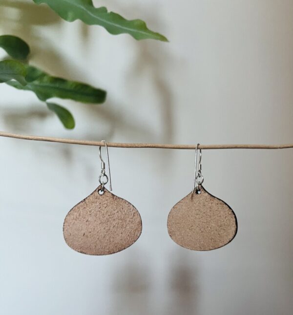 Leather earrings seen from the back; handmade by Mélanie Gallois, leatherworker in Venacu