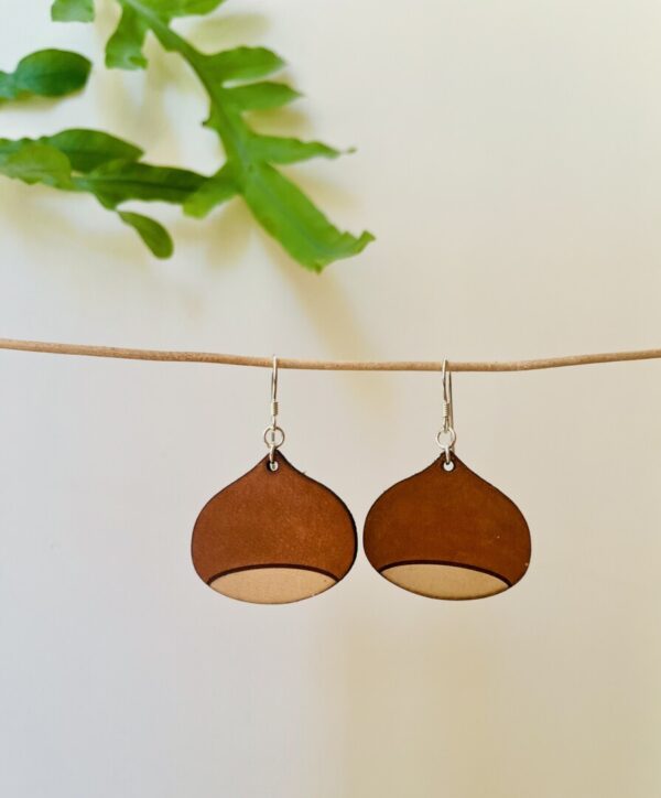 Castagne earrings in light brown leather, handcrafted by Mélanie Gallois, a leatherworker in Venacu, France.