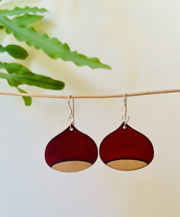 Castagne earrings in dark brown leather, handcrafted by Mélanie Gallois, a leatherworker in Venacu.