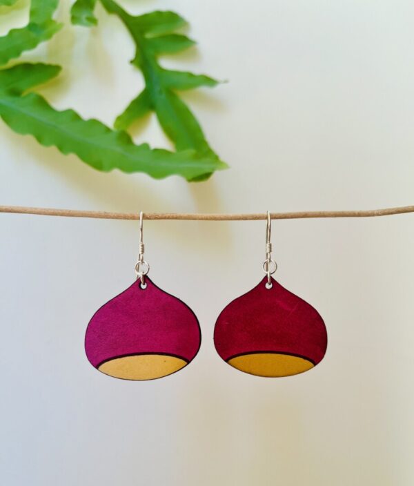 Castagne earrings in Fuschia + yellow leather, handcrafted by Mélanie Gallois in Venacu (France).