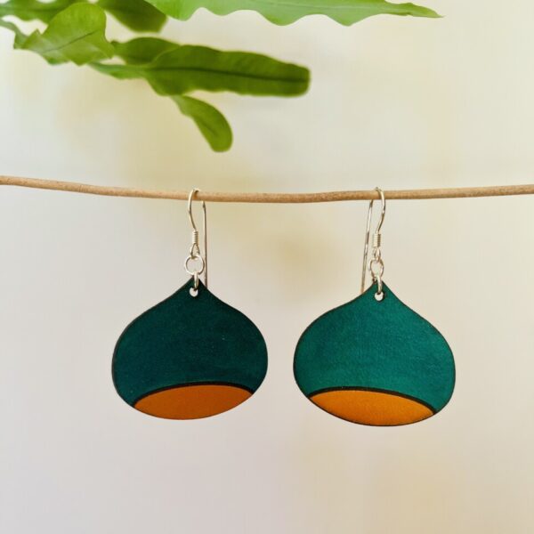 Les boucles d'oreille Castagne en cuir coloris turquoise et orangé; fabriquées artisanalement par Mélanie Gallois, maroquinière à Venacu
