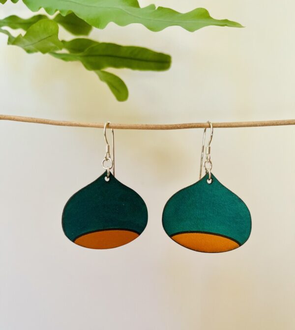 Les boucles d'oreille Castagne en cuir coloris turquoise et orangé; fabriquées artisanalement par Mélanie Gallois, maroquinière à Venacu