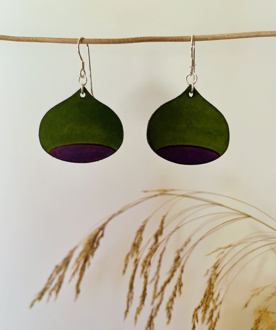 Les Boucles Castagne en cuir coloris Vert + Violet; fabriquées artisanalement par Mélanie Gallois, maroquinière à Venacu