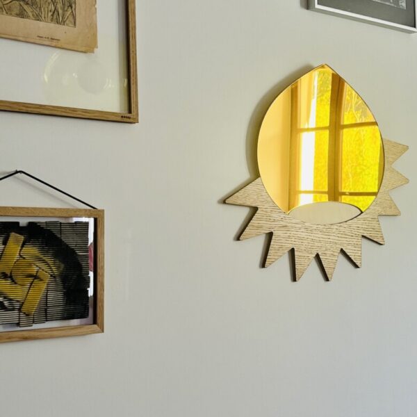 Miroir dans sa bogue comme un soleil, fabriqué en Corse par Aragonita