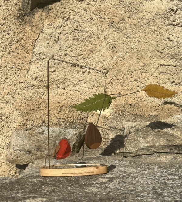 Le mobile Pullone gracile et dansant comme un jeune châtaignier. Fabrication artisanale en Corse et fruit d'une double collaboration avec Aragonita et Atelier Petites Formes