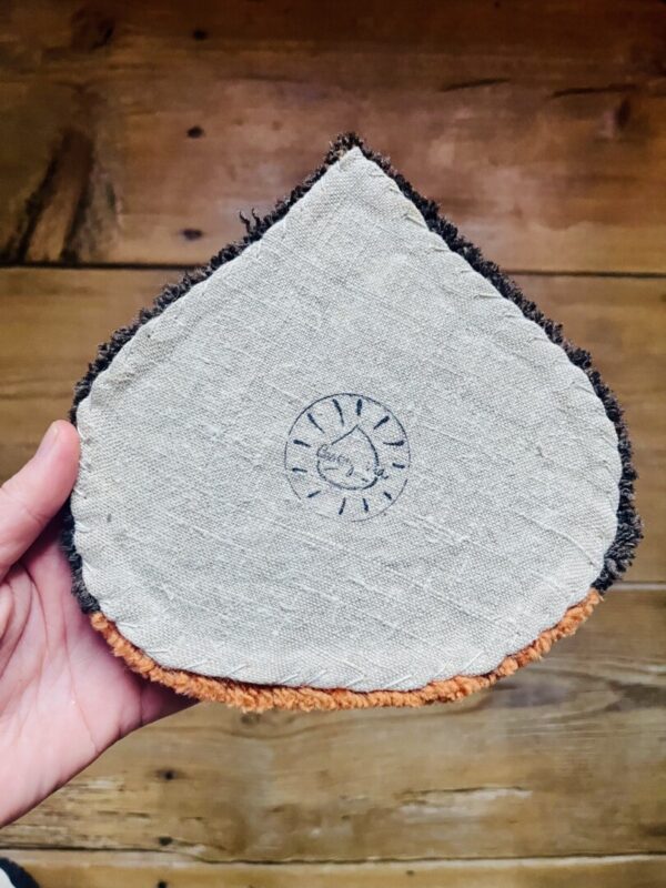 Verso mini chestnut tufted rug hand-stitched in Corsica by Creasognu