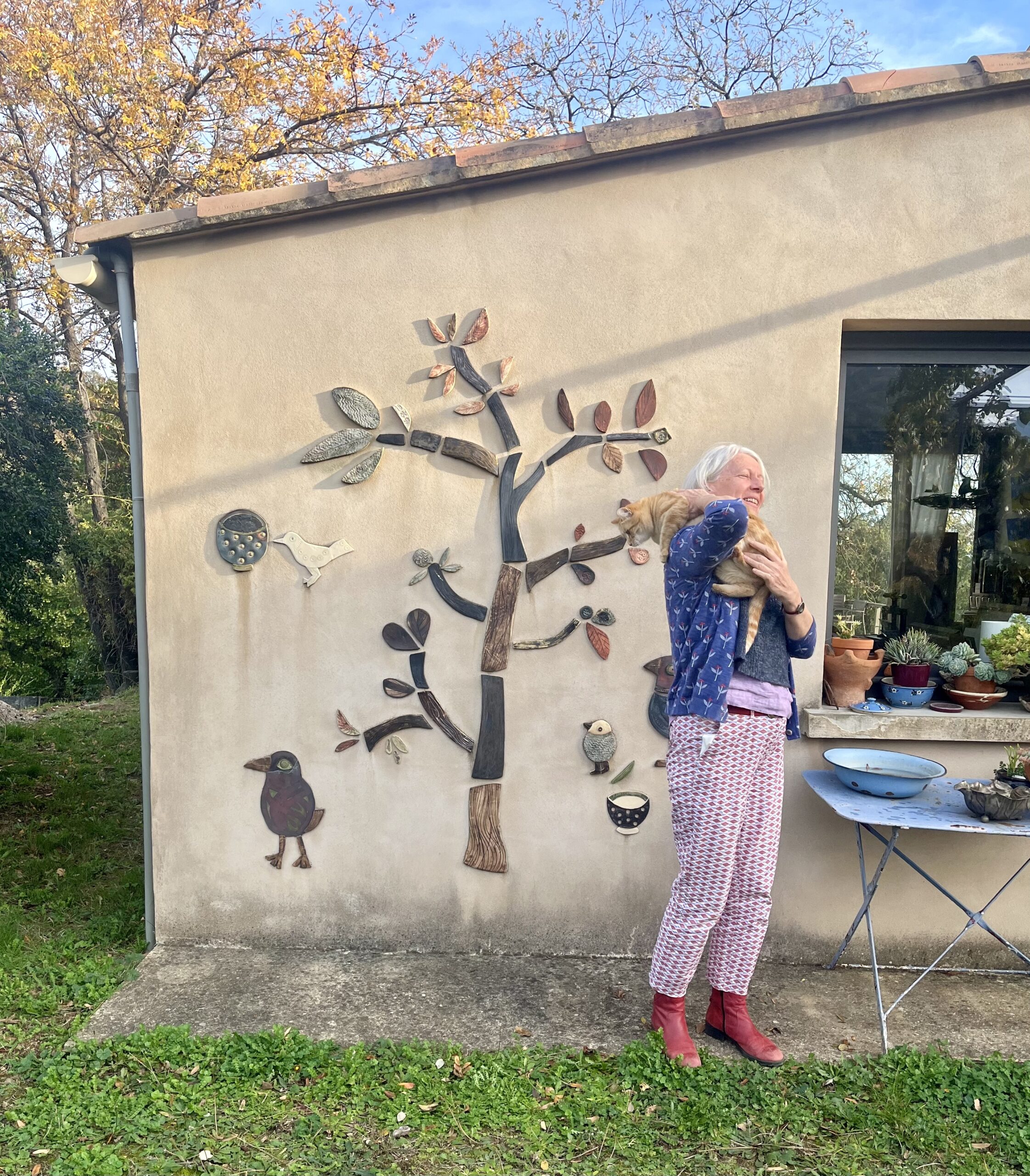 Béatrice Bonhomme in front of her studio