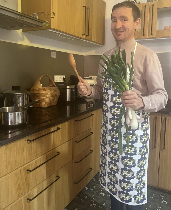 Anise-coloured apron worn