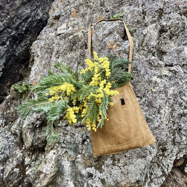 Musette di lino Ricciu tinta con brou de bogues, piena di mimosa