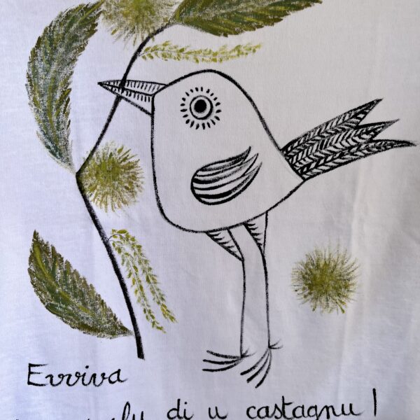 Zoom sulla maglietta dipinta a mano da Béatrice Bonhomme, versione Veranu