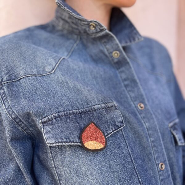 broche Castagnina x Empires sur chemise en jean