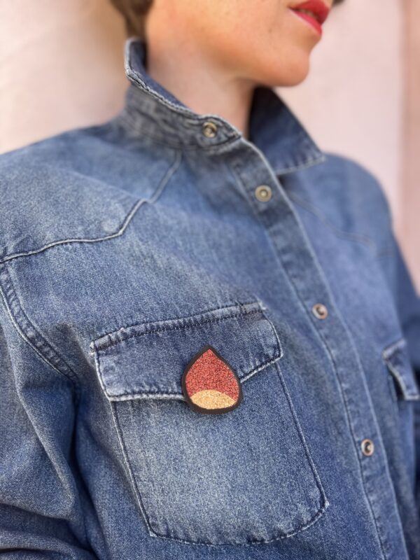 broche Castagnina x Empires sur chemise en jean